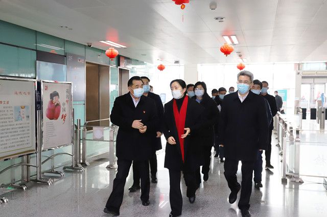 市領(lǐng)導(dǎo)至車站走訪慰問和疫情防控、保供應(yīng)保安全保暢通工作督查